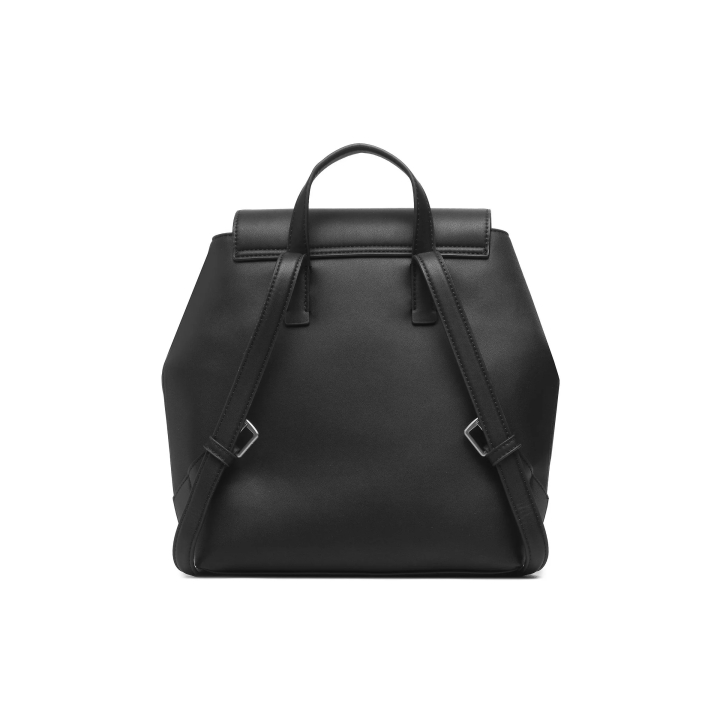 Mochila negra de poliester reciclado para mujer Calvin Klein vista dorsal