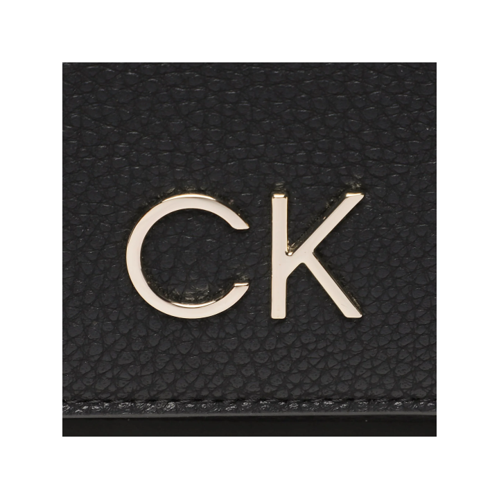 bolso bandolera negro de poliéster para mujer Calvin Klein vista frontal logo