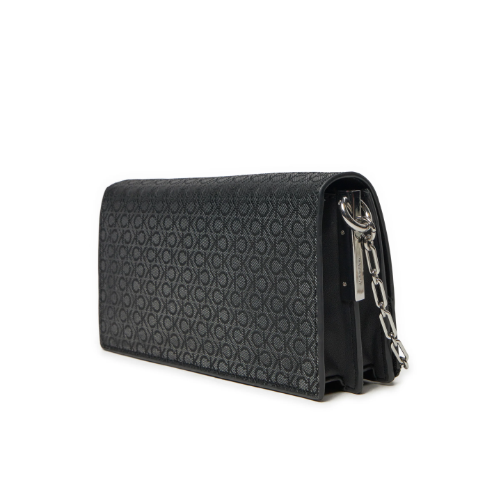 Bolso Calvin Klein con correa ajustable negro lateral