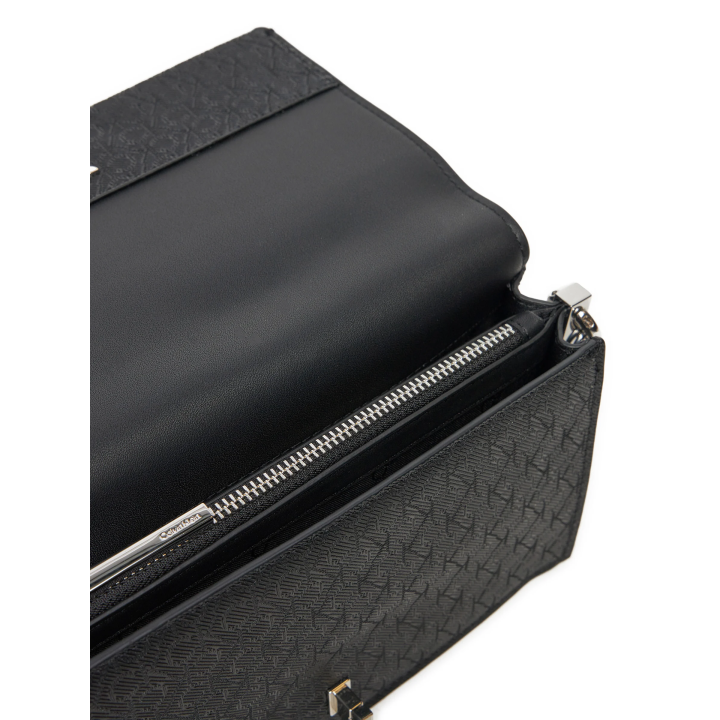 Bolso Calvin Klein con correa ajustable negro detalle