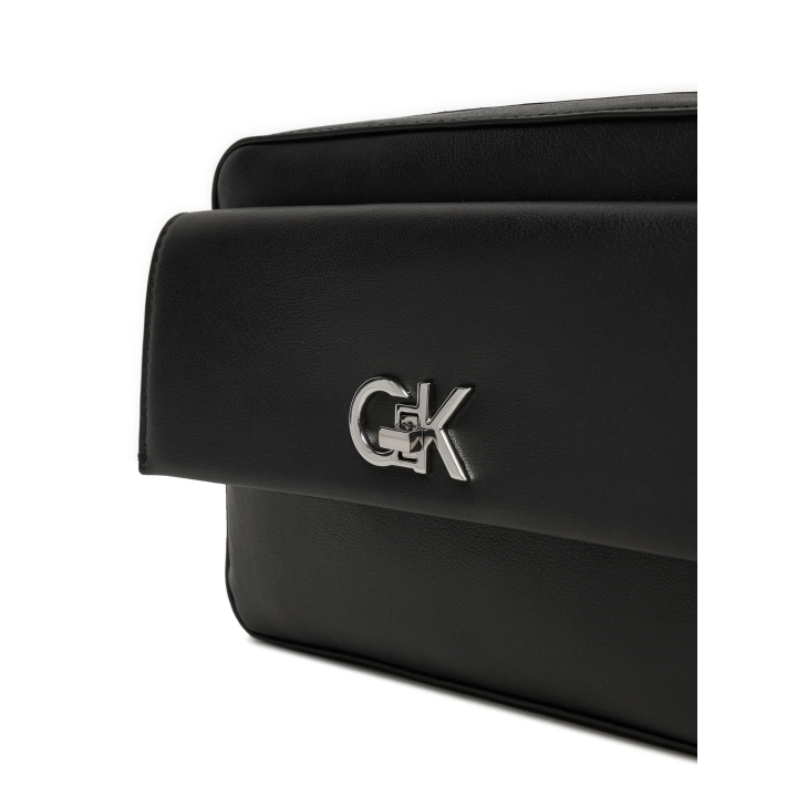Bolso cruzado Calvin Klein de poliéster negro detalle