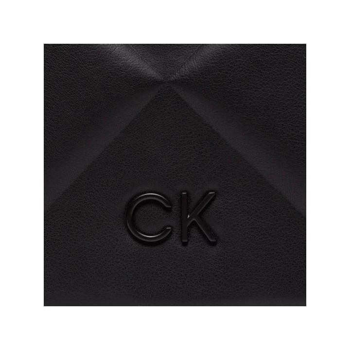 bolso acolchado negro para mujer Calvin Klein vista frontal detalle logo