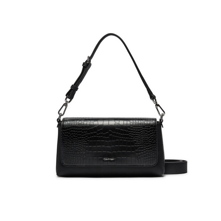 bolso negro con efecto cocodrilo para mujer Calvin Klein vista frontal en uso