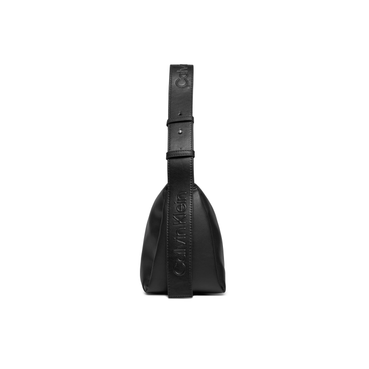 Bolso Calvin Klein minimalista con logo en la asa vista lateral