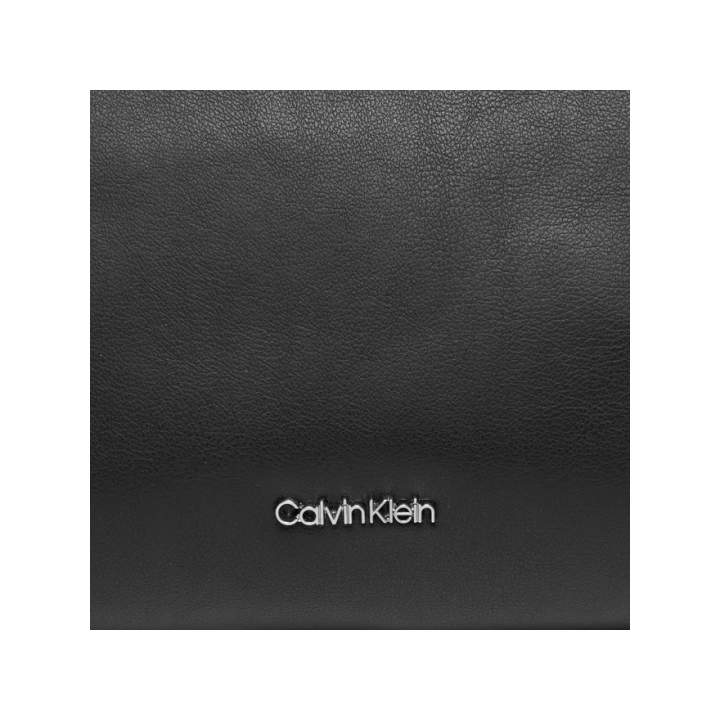 Bolso Calvin Klein minimalista con logo en la asa detalle logo