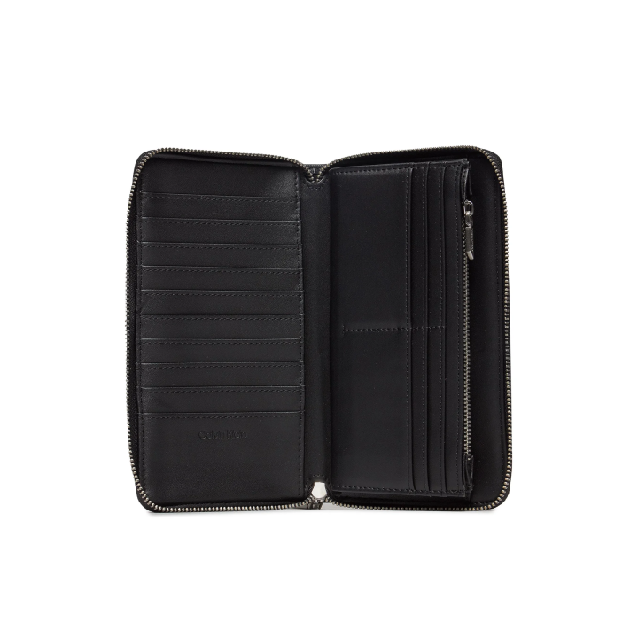 Cartera negra de poliéster para mujer Calvin Klein vista frontal con logo metálico y monograma interior 1