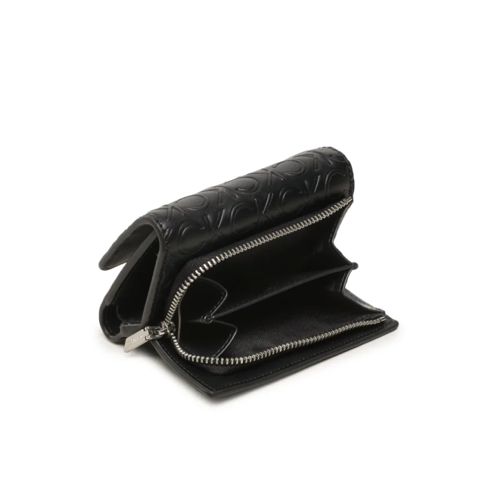 Cartera negra para mujer Calvin Klein vista frontal con logo metálico y monograma