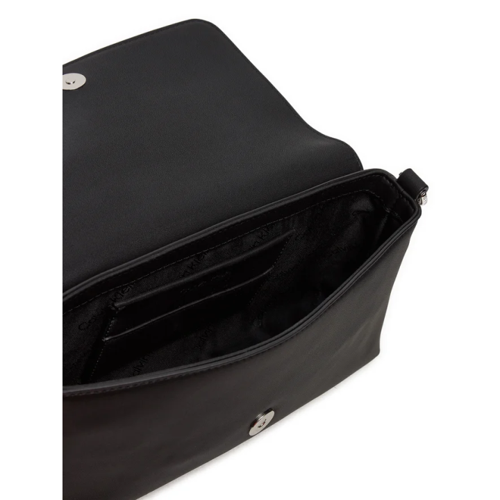 Bolso Calvin Klein pequeño de poliéster negro