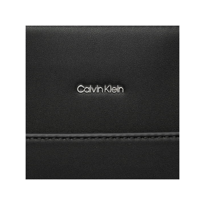 Bolso Calvin Klein grande de poliéster negro uso diario vista detalle logo