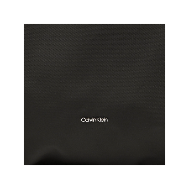 Bolso Calvin Klein elegante reciclado negro vista detalle
