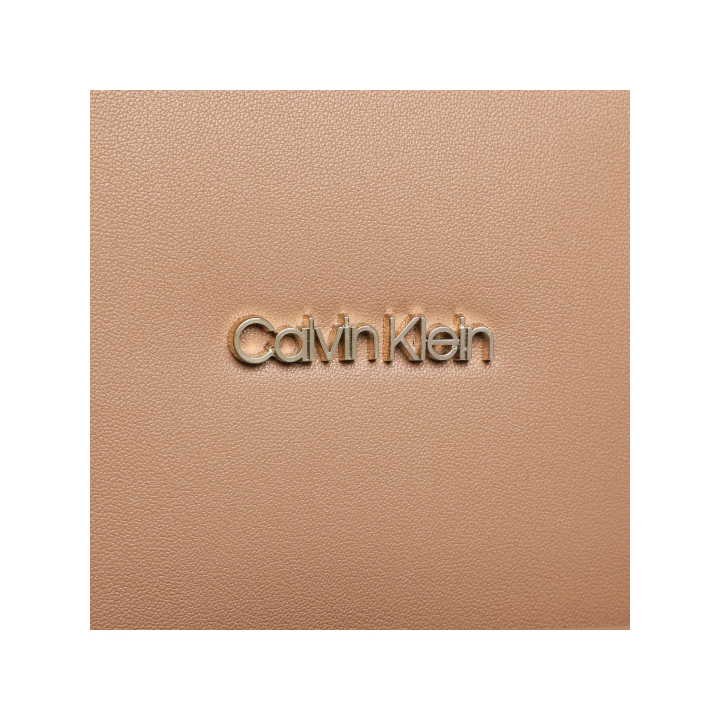 Bolso Calvin Klein cuadrado de poliéster beige