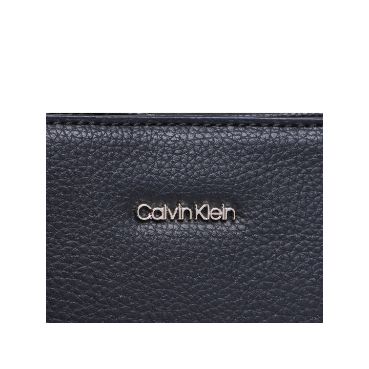 Bolso Elevated Tote Lg  Negro detalle logo