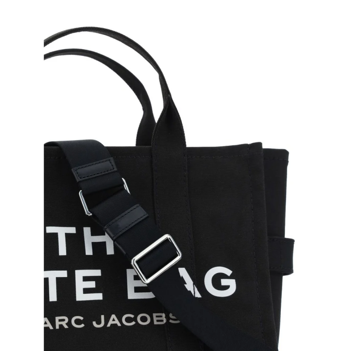 Bolso Marc Jacobs The Tote Bag negro con lettering blanco detalle