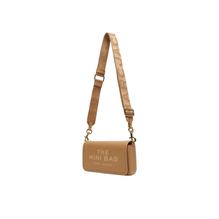 bolso mini de piel beige para mujer Marc Jacobs vista frontal con logo prensado vista frontal general