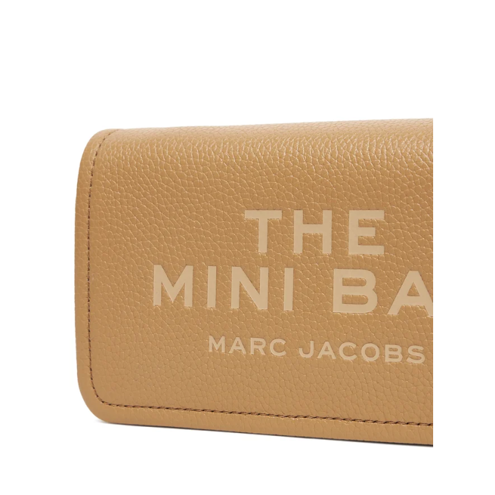 bolso mini de piel beige para mujer Marc Jacobs vista frontal con logo prensado vista frontal detalle logo