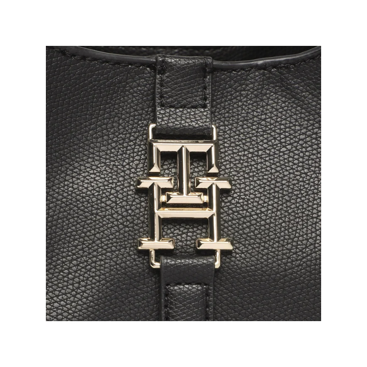 bolso hobo de polietileno negro para mujer Tommy Hilfiger vista detalle
