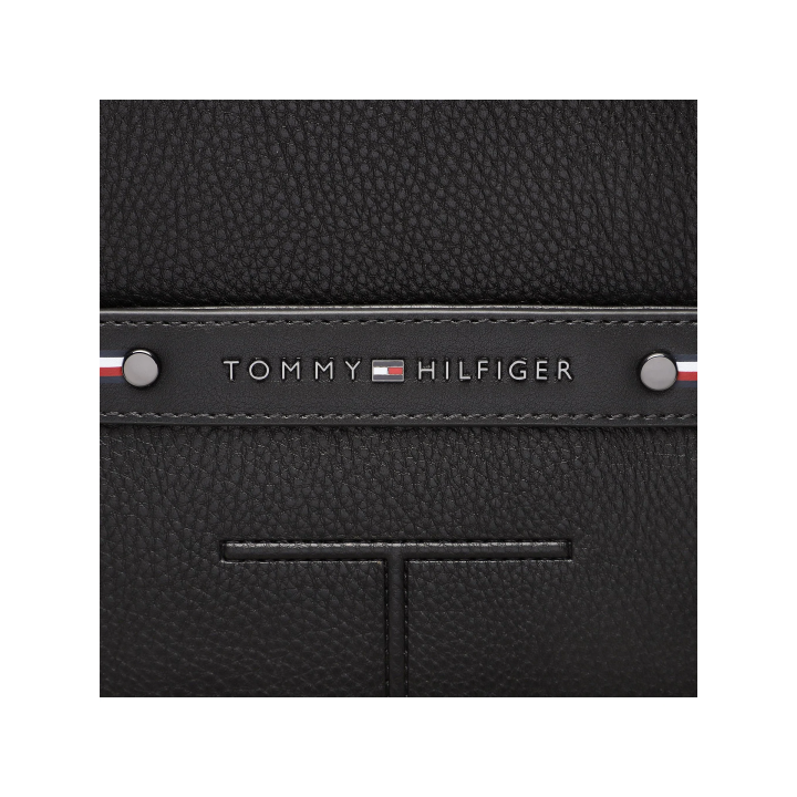 Mochila Tommy Hilfiger de polietileno negra con bolsillos exteriores