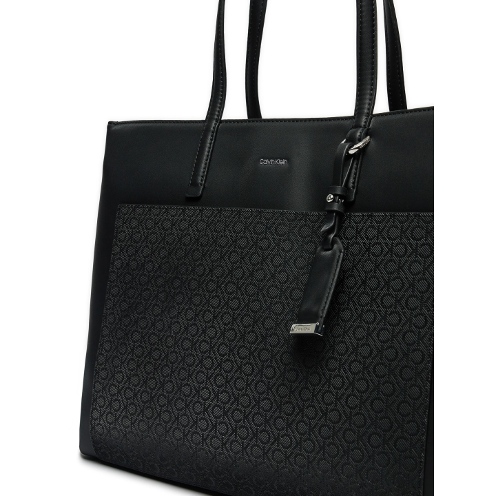 Bolso Calvin Klein rectangular de poliéster negro vista detalle logo