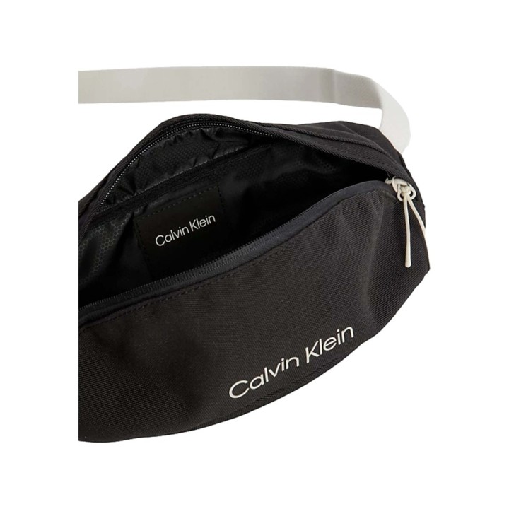 Riñonera negra de poliester para hombre Calvin Klein vista detalle