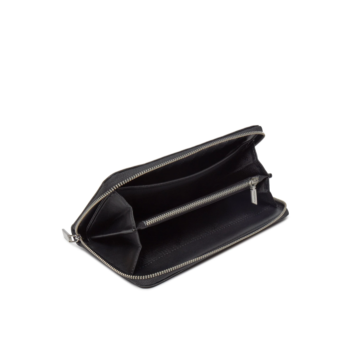 Cartera negra de poliéster para mujer Calvin Klein vista frontal con logo metálico y monograma interior 2