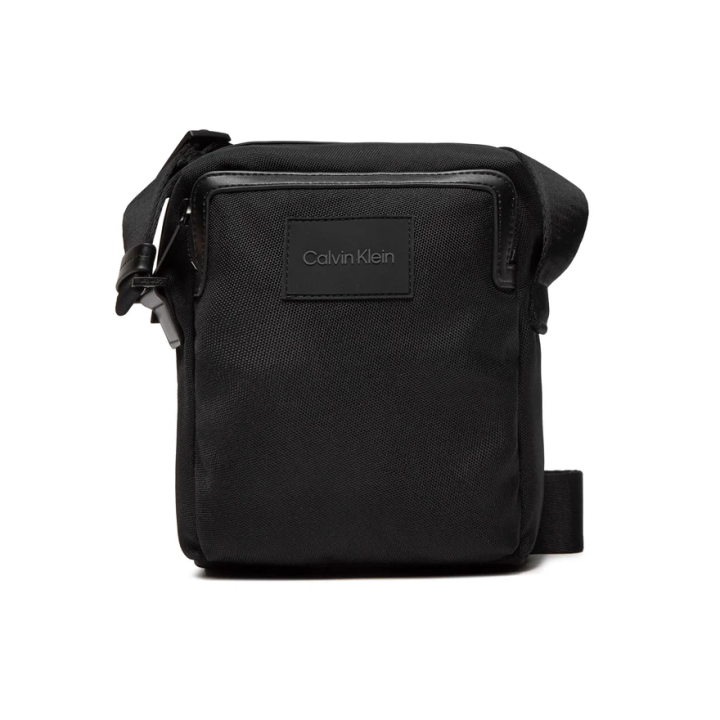 Bandolera Calvin Klein negra de poliéster reciclado para hombre vista frontal