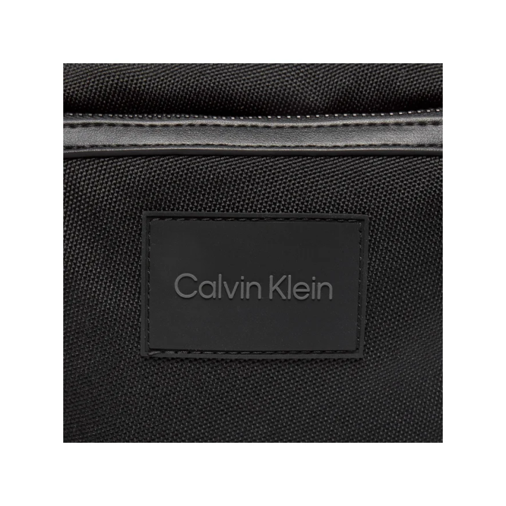 Bandolera Calvin Klein negra de poliéster reciclado para hombre vista frontal detalle