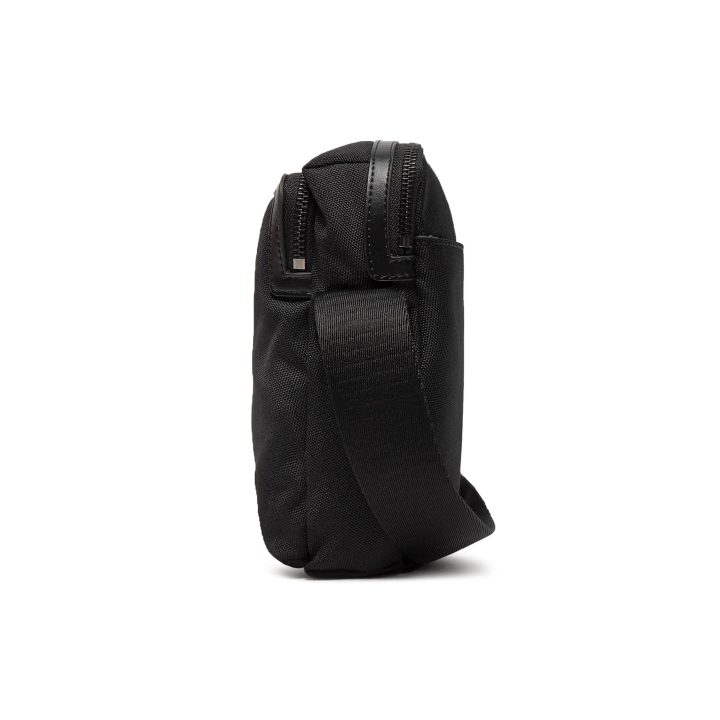 Bandolera Calvin Klein negra de poliéster reciclado para hombre vista lateral