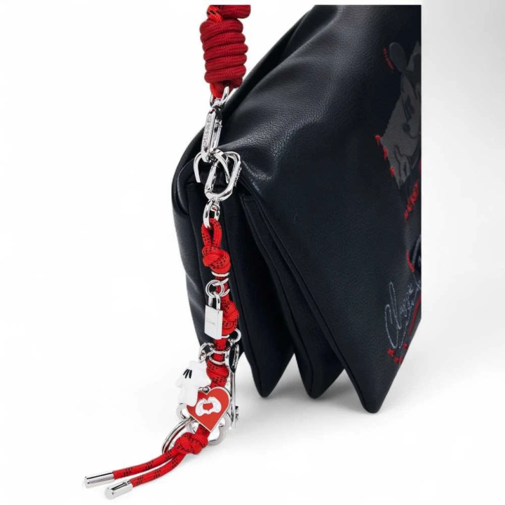 bolso flap negro de polietileno Desigual para mujer con asa roja y estampado Mickey vista detalle
