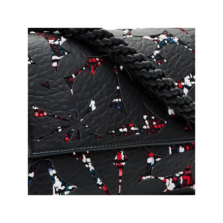 Bolso Desigual estilo rock de polietileno negro detalle