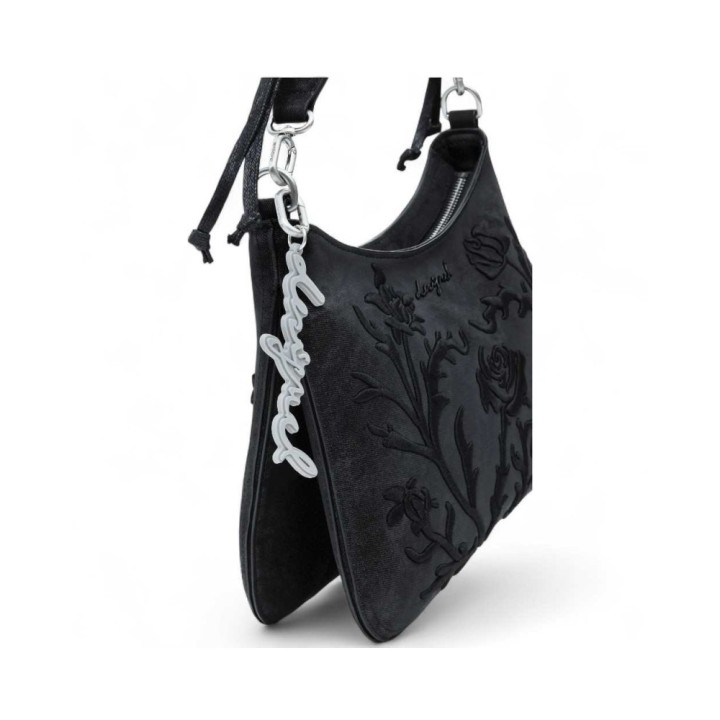 bolso negro bordado para mujer desigual vista frontal con asa ajustable y charm de logo detalle
