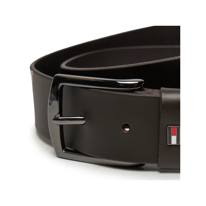 Cinturón de piel marrón para hombre Tommy Hilfiger detalle