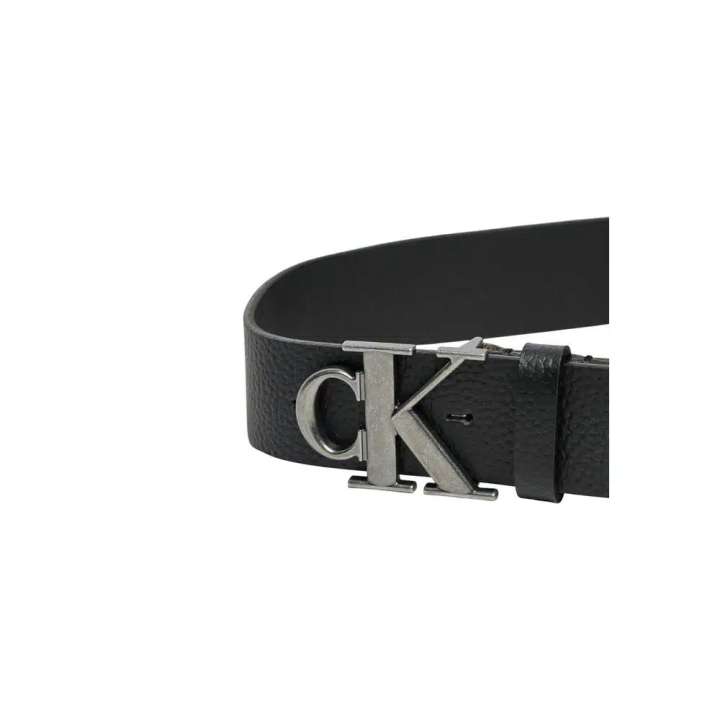 Cinturón de piel negro para hombre Calvin Klein detalle