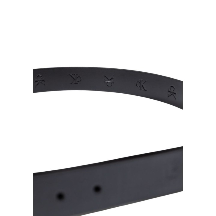 Cinturón Calvin Klein de piel negro con logo interior