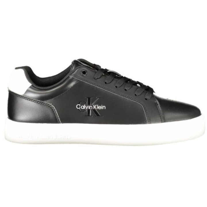 zapatillas negras para hombre calvin klein vista lateral con detalle del logo