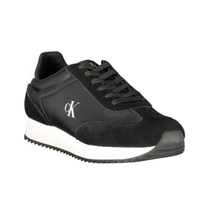 Zapatilla deportiva negra de mujer Calvin Klein en vista lateral