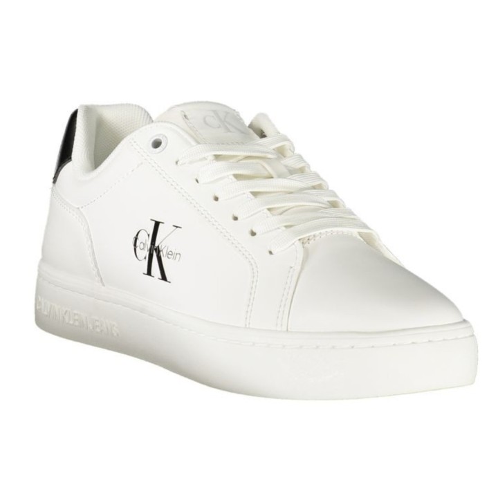 Zapatilla blanca de mujer Calvin Klein en poliester vista lateral con logo y detalle del talón negro
