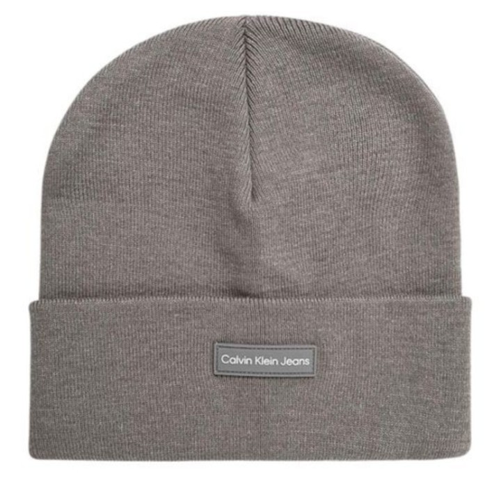 Gorro gris de poliéster reciclado para mujer Calvin Klein vista frontal con parche de logo