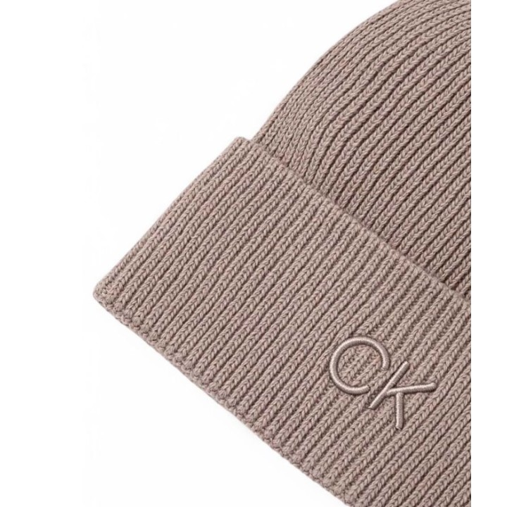 Gorro de punto beige Calvin Klein en algodón orgánico con logo bordado vista frontal detalle