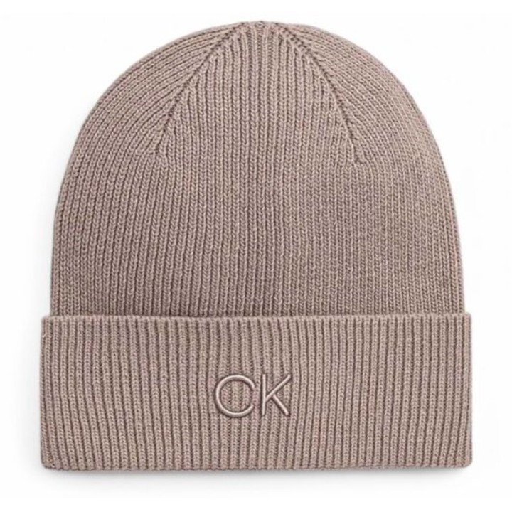 Gorro de punto beige Calvin Klein en algodón orgánico con logo bordado vista frontal