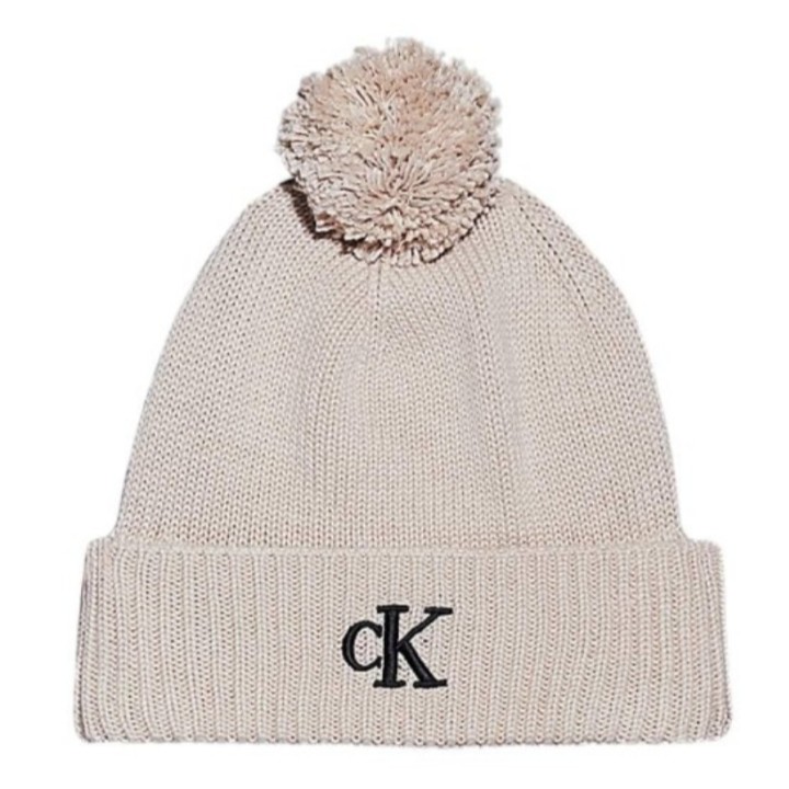Gorro Calvin Klein de punto beige con pompón vista frontal