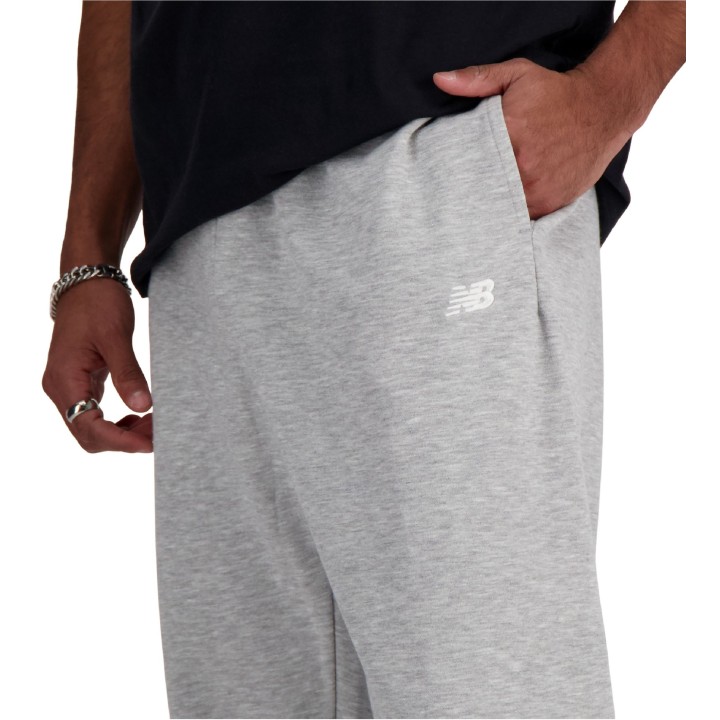 Pantalón New Balance Sport Essentials French Terry gris detalle