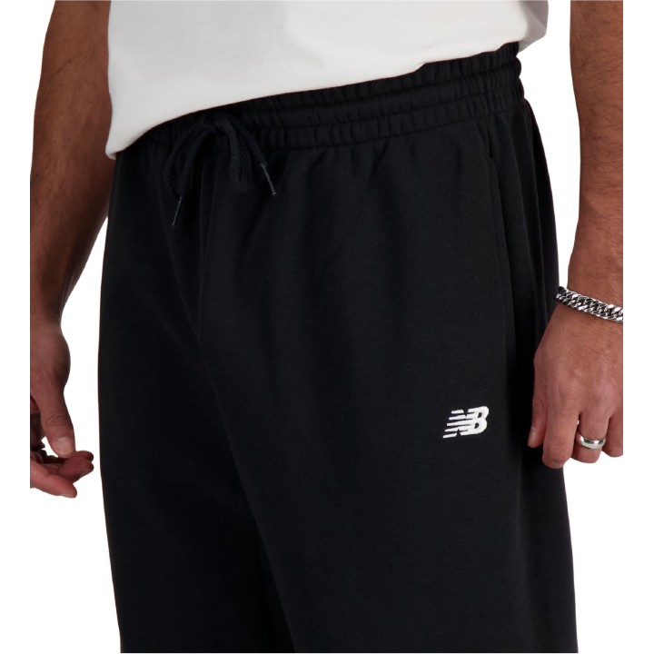 Pantalón New Balance Sport Essentials French Terry negro vista detalle logo