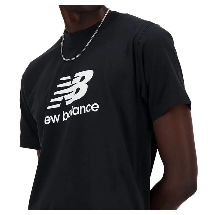 Camiseta New Balance Sport Essentials Logo negro detalle