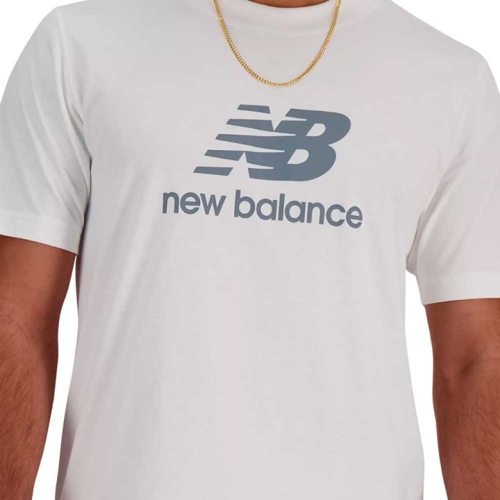 Camiseta New Balance Sport Essentials Logo blanco vista detalle