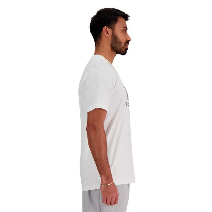 Camiseta New Balance Sport Essentials Logo blanco vista lateral