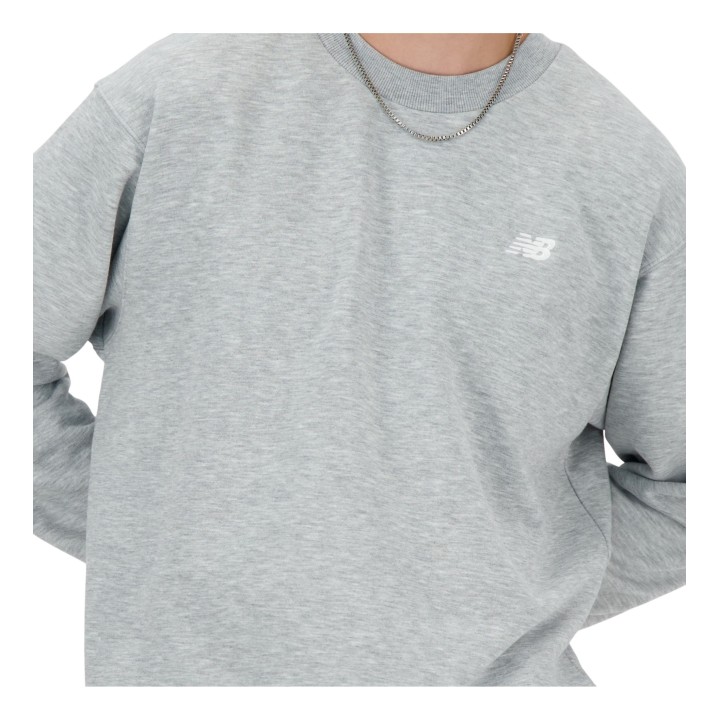sudadera New Balance Sport Essentials French Terry Crew en color gris AthlGrey AG vista frontal detalle