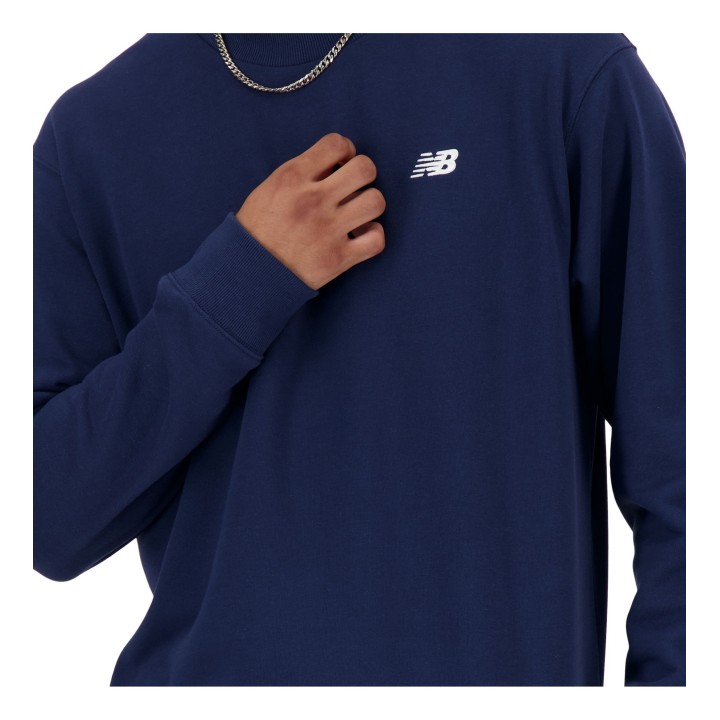Sudadera New Balance French Terry  Crew azul marino vista detalle