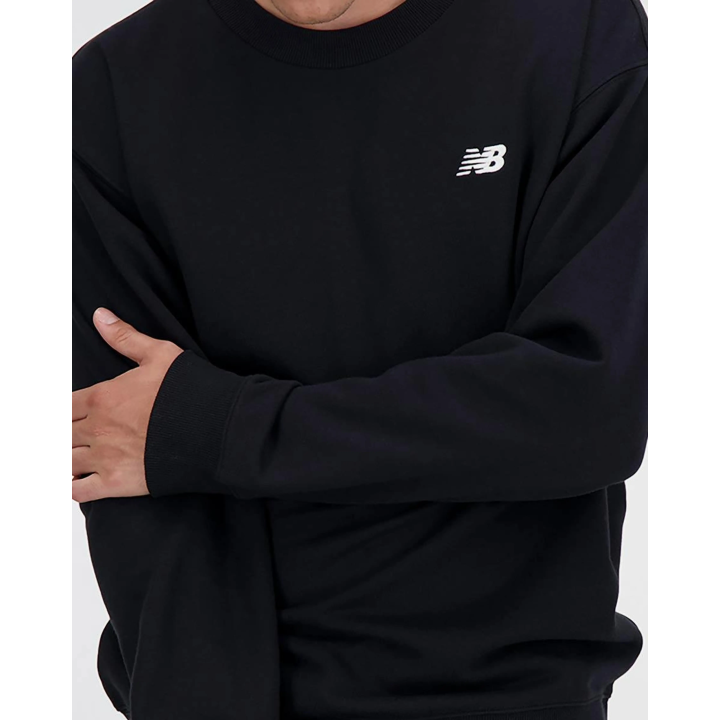 Sudadera New Balance French Terry  Crew negro vista frontal detalle
