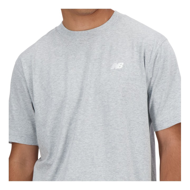 Camiseta New Balance Sport Essentials algodón gris vista frontal detalle