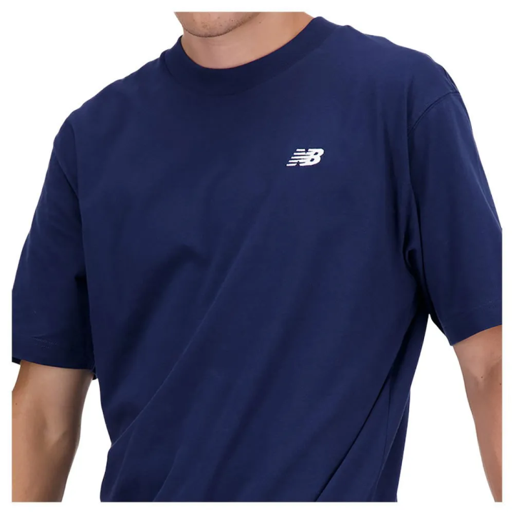 Camiseta New Balance Sport Essentials algodón azul marino vista frontal detalle